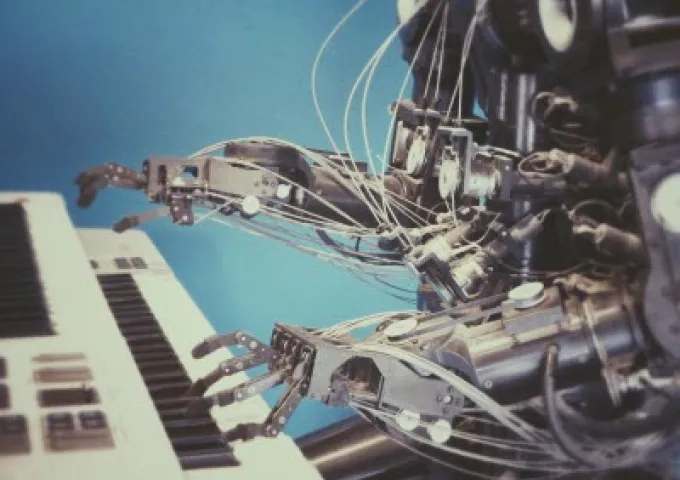 robot jouant au clavier